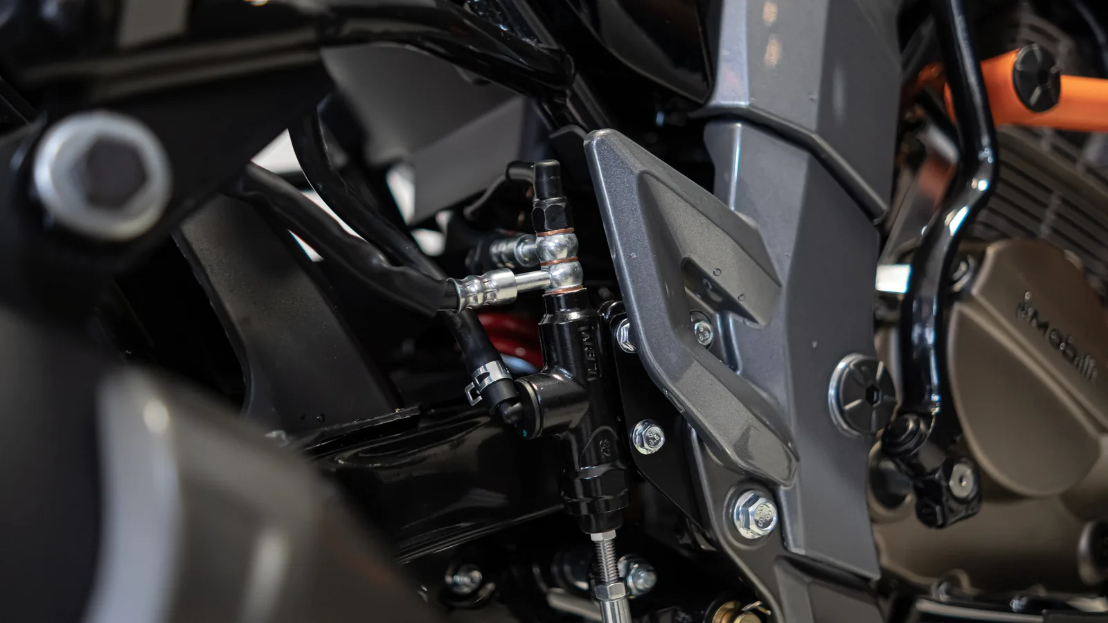 Detalhe do disco de freio dianteiro da moto da frota Virtoo