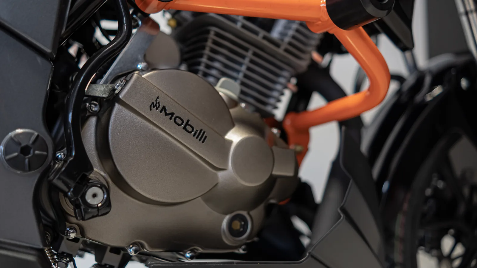 Detalhe do motor da moto da frota Virtoo